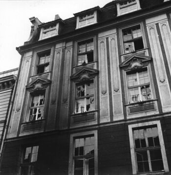 Zniszczony gmach KM MO na ul. Świerczewskiego (ob. Nowe Ogrody), po 15.12.1970 r.