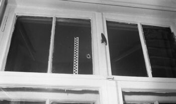 Przestrzelone okna w pomieszczeniach KM MO przy ul. Świerczewskiego (ob. Nowe Ogrody), po 15.12.1970 r.