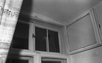 Przestrzelone okna w pomieszczeniach KM MO przy ul. Świerczewskiego (ob. Nowe Ogrody), po 15.12.1970 r.