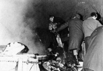 Ludzie rabujący zniszczony sklep, 14 lub 15.12.1970 r.