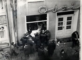 Ludzie rabujący zniszczony sklep, prawdopodobnie ul. Garncarska, 14 lub 15.12.1970 r.
