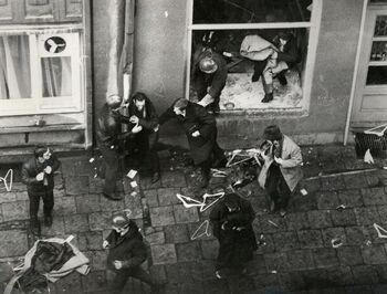 Stoczniowcy zatrzymujący złodziei przed zniszczonym sklepem, prawdopodobnie ul. Garncarska, 14 lub 15.12.1970 r.