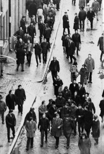 Milicja i stoczniowcy prowadzący zatrzymanego złodzieja, prawdopodobnie ul. Garncarska, 14 lub 15.12.1970 r.