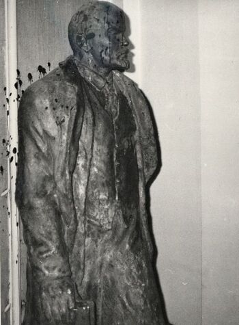 Zdewastowany posąg Lenina, prawdopodobnie w KW PZPR, po 15.12.1970 r.