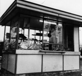 Zniszczony kiosk na ulicach Gdańska, 14 lub 15.12.1970 r.