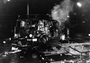 Spalony samochód, prawdopodobnie na Podwalu Grodzkim, 14 lub 15.12.1970 r.