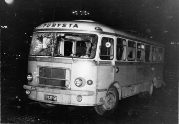 Zniszczony autokar, prawdopodobnie na Podwalu Grodzkim, 14 lub 15.12.1970 r.