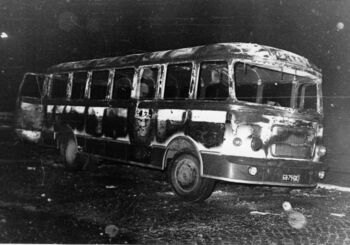 Spalony autokar, prawdopodobnie na Podwalu Grodzkim, 14 lub 15.12.1970 r.