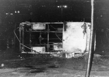Spalony samochód na ulicach Gdańska, 14 lub 15.12.1970 r.