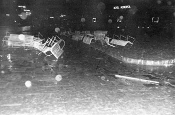 Zniszczone ławki na Podwalu Grodzkim, przed Dworcem Głównym, 14 lub 15.12.1970 r.