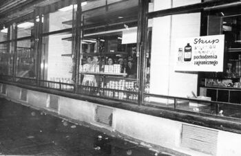 Zniszczone sklepy, prawdopodobnie ul. Rajska, 14 lub 15.12.1970 r.