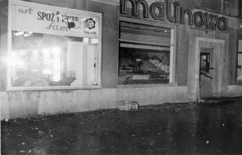Zniszczone sklepy, prawdopodobnie ul. Rajska, 14 lub 15.12.1970 r.