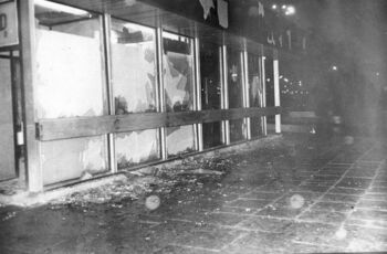 Zniszczona kolektura Totalizatora, róg Podwala Grodzkiego i ul. Elżbietańskiej, 14 lub 15.12.1970 r.