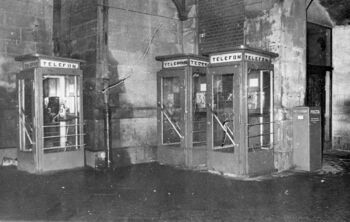 Zniszczone budki telefoniczne przy Dworcu Głównym, 14 lub 15.12.1970 r.