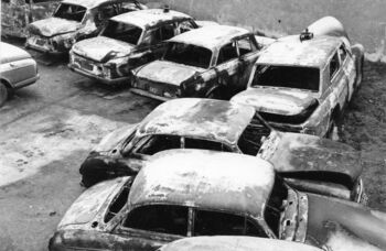 Spalone samochody milicyjne na parkingu KM MO przy ul. Świerczewskiego (ob. Nowe Ogrody), 15.12.1970 r.