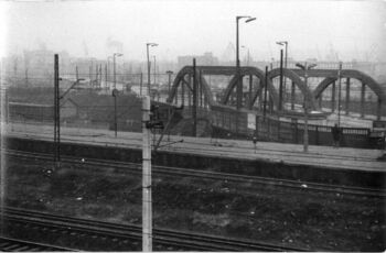 Wiadukt przy stacji SKM Gdynia Stocznia. Za wiaduktem widoczna blokada wojskowa, 17.12.1970 r.