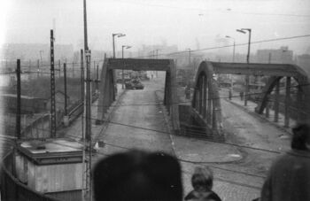 Wiadukt przy stacji SKM Gdynia Stocznia. Za wiaduktem widoczna blokada wojskowa. Widok z pomostu dla pieszych nad torami, 17.12.1970 r.