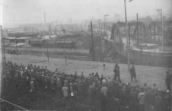 Wiadukt przy stacji SKM Gdynia Stocznia. Za wiaduktem widoczna blokada wojskowa. Widok z pomostu dla pieszych nad torami, 17.12.1970 r.
