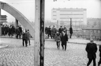 Wiadukt przy stacji SKM Gdynia Stocznia, ludzie udający się w stronę peronu, 16 lub 17. 12.1970 r.