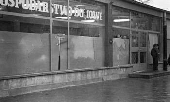 Zniszczone pawilony handlowe przy ul. 12 lutego, 18 lub 19.12.1970 r.