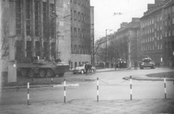 Czołg i wojskowy transporter przed gmachem sądu, pl. Konstytucji, 17.12.1970 r.