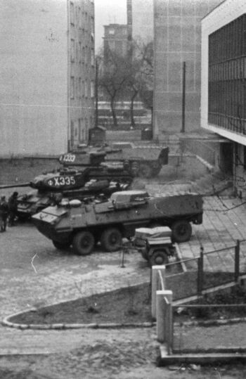 Czołgi i wojskowe transportery przed gmachem KM PZPR przy ul. Władysława IV, 17.12.1970 r.