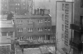 Wojskowy transporter przed gmachem KM PZPR przy ul. Władysława IV, 17.12.1970 r.
