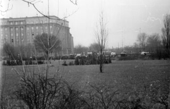 Wojskowe pojazdy przed Dowództwem Marynarki Wojennej przy Skwerze Kościuszki, 17.12.1970 r.