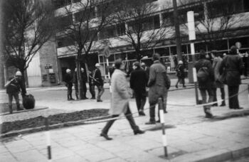 Oddział marynarzy, róg Skweru Kościuszki i ul. Świętojańskiej, 17.12.1970 r.