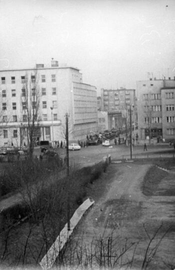 Kolumna czołgów przy Prezydium MRN (ob. Urząd Miasta), przy al. Czołgistów (ob. Marszałka Piłsudskiego), 17.12.1970 r. (?)