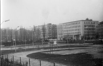 Okolice Prezydium MRN (ob. Urząd Miasta) przy al. Czołgistów (ob. Marszałka Piłsudskiego), z boku widoczna kolumna czołgów, 17.12.1970 r. (?)