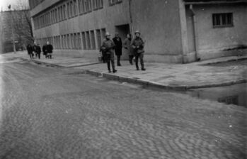 Patrol wojskowy na ul. Bema, przy Prezydium MRN (ob. Urząd Miasta), 17.12.1970 r. (?)