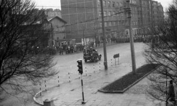 Oddział MO blokujący ul. Świętojańską, róg Skweru Kościuszki, 17.12.1970 r.