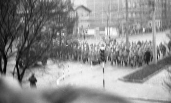 Oddział MO blokujący ul. Świętojańską, róg Skweru Kościuszki, 17.12.1970 r.