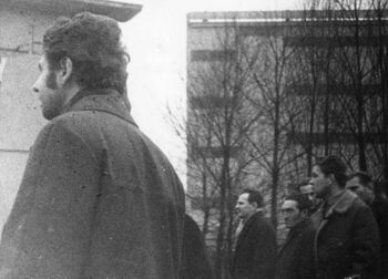 Wiec pracowników portu przed Zakładowym Domem Kultury, 16.12.1970 r. (dzień wcześniej w tym budynku miał swoją siedzibę Główny Komitet Strajkowy dla miasta Gdyni)