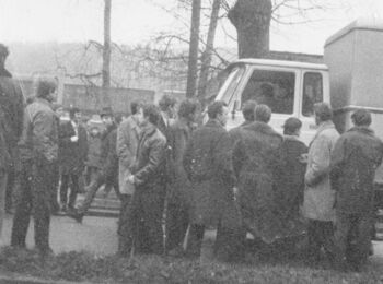 Grupy ludzi na al. Zwycięstwa na wysokości ul. Harcerskiej, 17.12.1970 r.