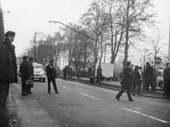 Grupy ludzi na al. Zwycięstwa na wysokości ul. Harcerskiej, 17.12.1970 r.
