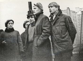 Grupki młodzieży na ul. Władysława IV, 17.12.1970 r.