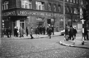 Mieszkańcy Gdyni, rozmawiający z marynarzami, róg Skweru Kościuszki i ul. Świętojańskiej, 17.12.1970 r.