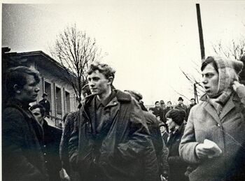 Demonstranci na ul. Władysława IV, przy przedszkolu nr 51, 17.12.1970 r.