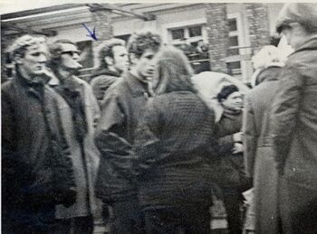 Demonstranci na ul. Władysława IV, przy przedszkolu nr 51, 17.12.1970 r. (mężczyzna oznaczony strzałką został zidentyfikowany przez Służbę Bezpieczeństwa jako Bogdan Jankowski i zatrzymany 18.12.1970 r.)