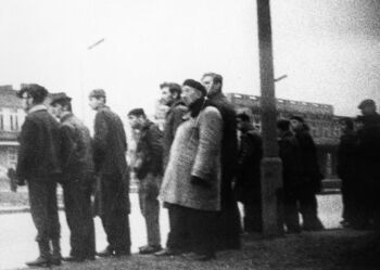 Demonstranci na ul. Władysława IV, przy przedszkolu nr 51, 17.12.1970 r.