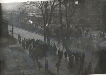 Demonstranci na ul. Śląskiej, niedaleko skrzyżowania z ul. Warszawską, 17.12.1970 r. (fot. Leopold Proszowski)