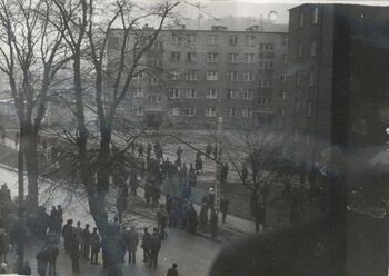 Demonstranci na ul. Śląskiej, niedaleko skrzyżowania z ul. Warszawską, 17.12.1970 r. (fot. Leopold Proszowski)