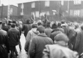 Pochód z ciałem „Janka Wiśniewskiego” na ul. Czerwonych Kosynierów (ob. ul. Morska) w Gdyni, 17 grudnia 1970 r. (z baraków na zdjęciu wyjęto drzwi)