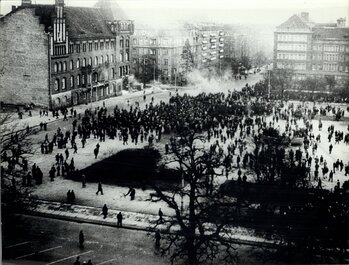 Demonstranci przed KWMO w Szczecinie