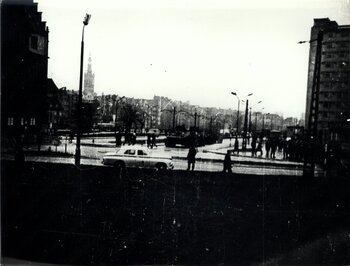 Transportery opancerzone na Al. Leningradzkiej (ob. Podwale Przedmiejskie) w Gdańsku, 15 grudnia 1970 r.