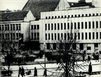 Transportery opancerzone na Targu Drzewnym w Gdańsku, 15 grudnia 1970 r.