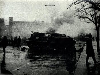 Płonący transporter opancerzony „Topas” przez Dworcem PKP w Gdańsku, 15 grudnia 1970 r.