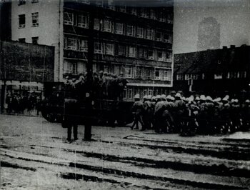 Oddział milicji z transporterem opancerzonym na ul. Okopowej, prawdopodobnie 15 grudnia 1970 r.